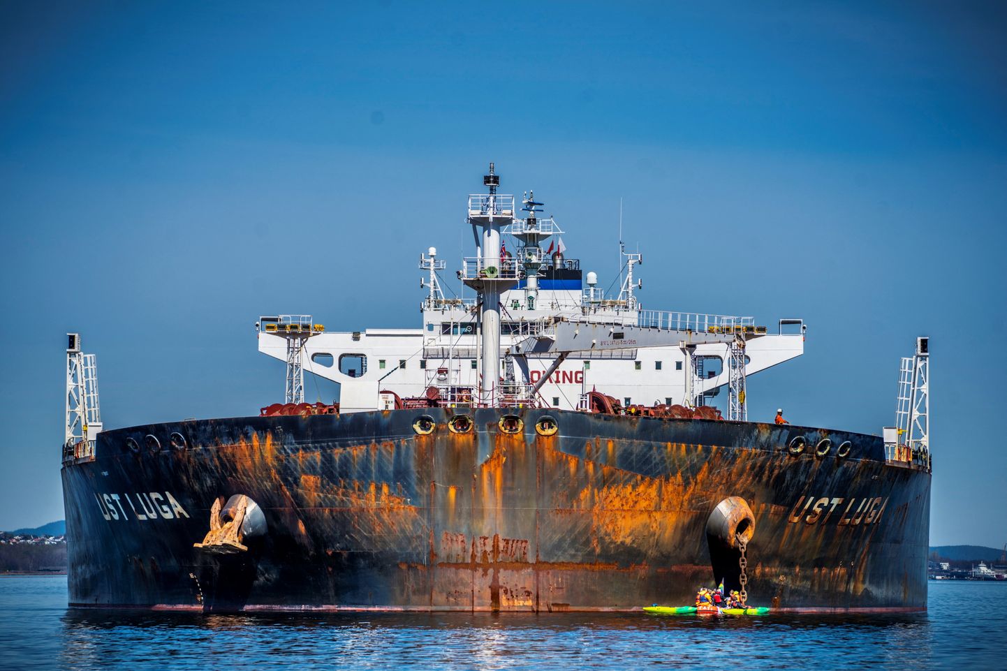 Greenpeace üritas esmaspäeval Norras Asgardstrandi lähistel takistada Vene tankeri Ust Luga  sisenemast sadamasse