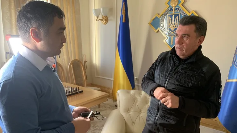 Секретарь Совета национальной безопасности и обороны (СНБО) Украины Алексей Данилов (справа) рассказал корреспонденту Би-би-си Абдужалилу Абдурасулову, что командование знало о дате вторжения