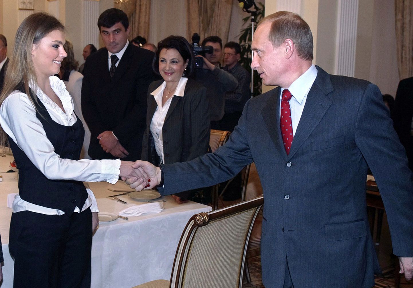 Alina Kabajeva ja Vladimir Putin aastast 2004 pärit fotol.