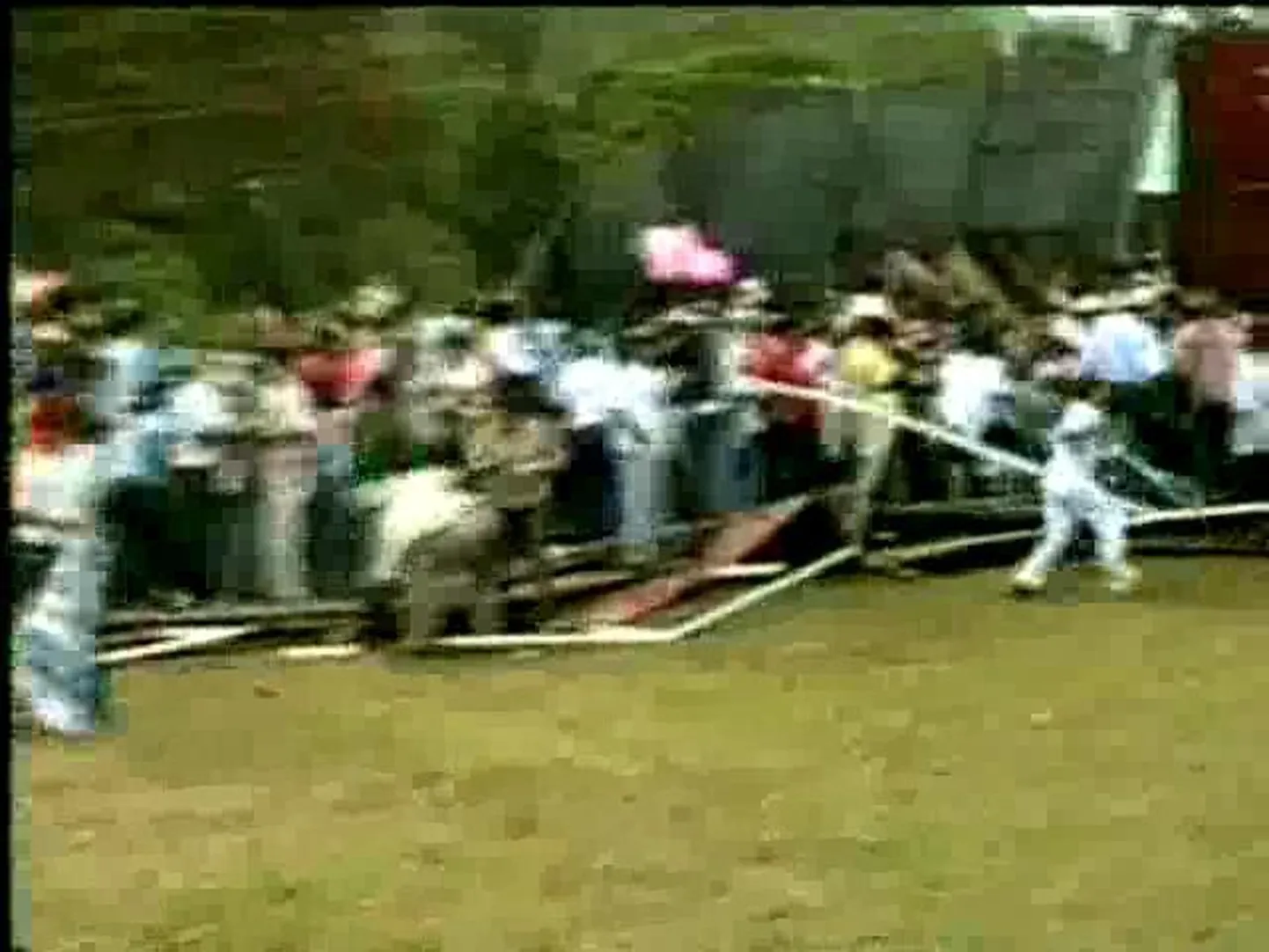 Kokku varisenud tribüün.