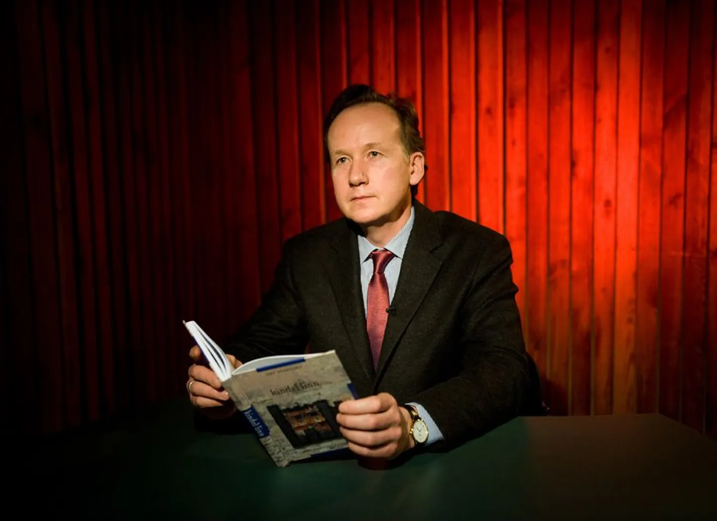 Kirjanik Tiit Aleksejev loeb katkendit oma raamatust «Kindel linn».