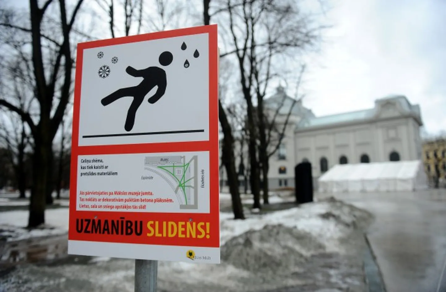 Знак "Осторожно, скользко!" возле Латвийского национального художественного музея