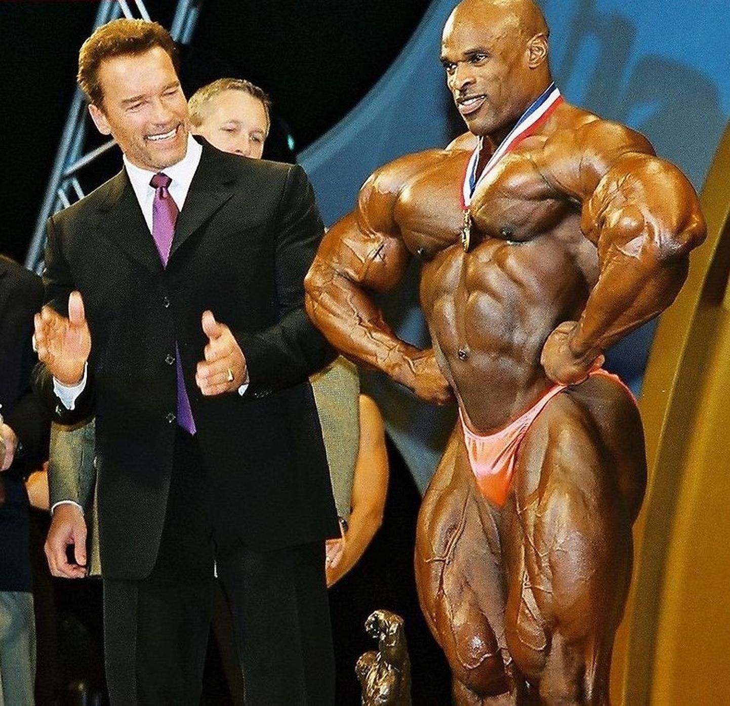 Ronnie Coleman (paremal) koos kulturismilegendi Arnold Schwarzeneggeriga.
