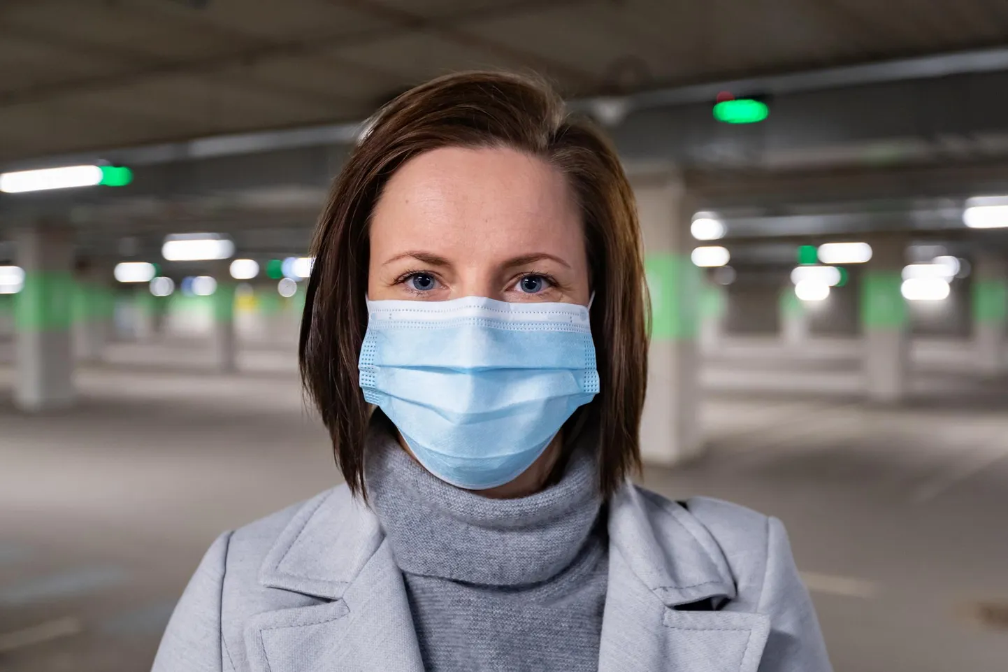 Rahvarohketes kohtades ja eriti ruumis, kus ei ole võimalik teiste inimestega distantsi hoida, on nakatumise vältimiseks soovitav kanda maski.