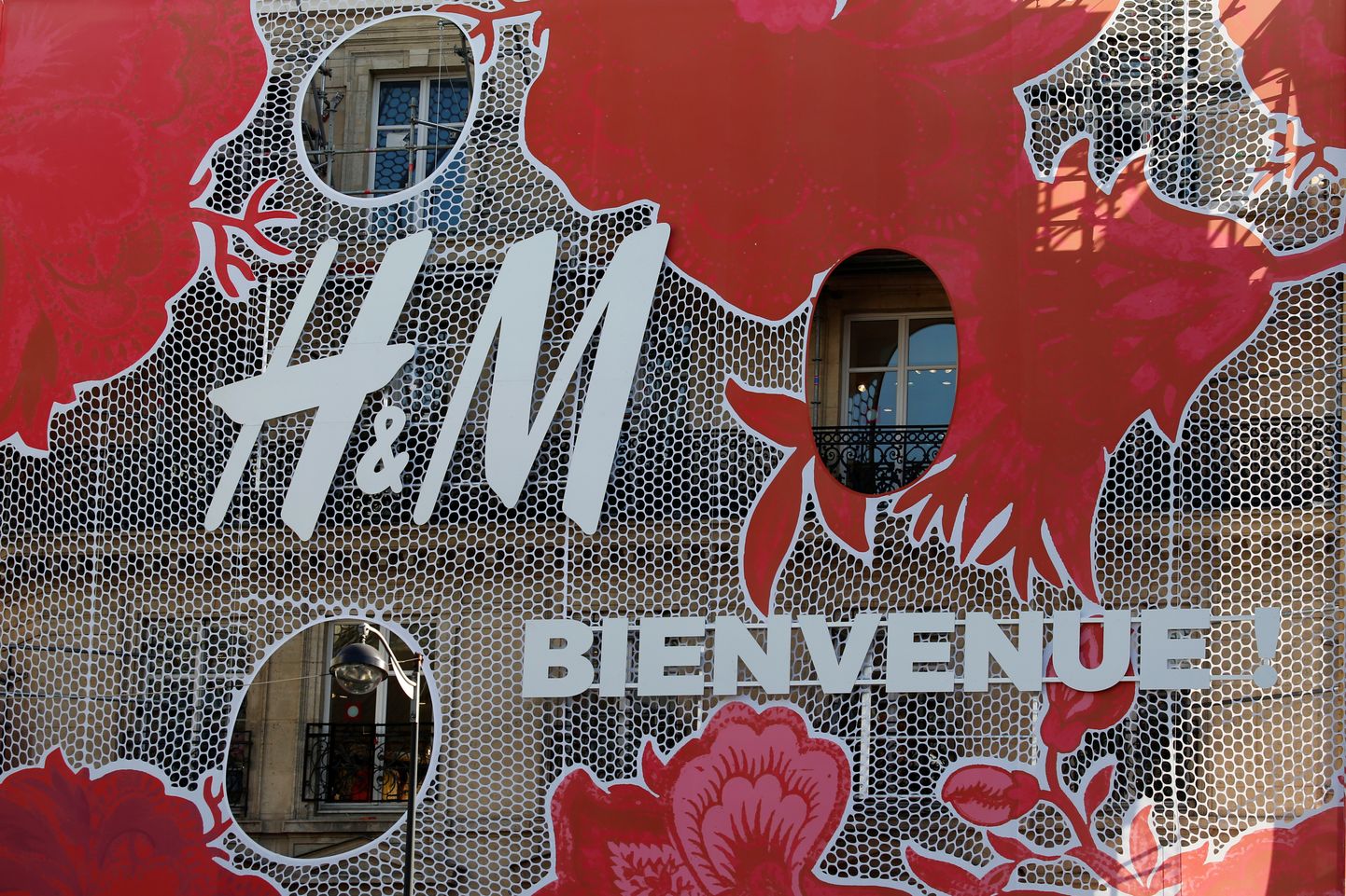 Hennes & Mauritz (H&M) logo Pariisis asuvas poes.