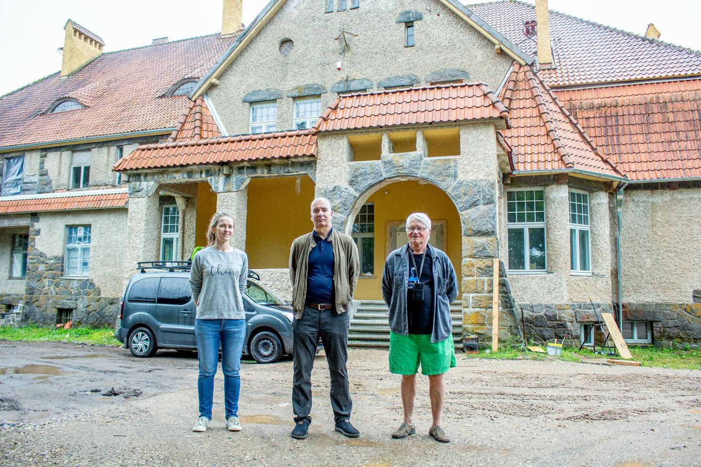 Lossi projektijuht Anne Pullerits (vasakult), mõisa omanik Vahur Kivistik ja klaverimuuseumi eestvedaja Alo Põldmäe