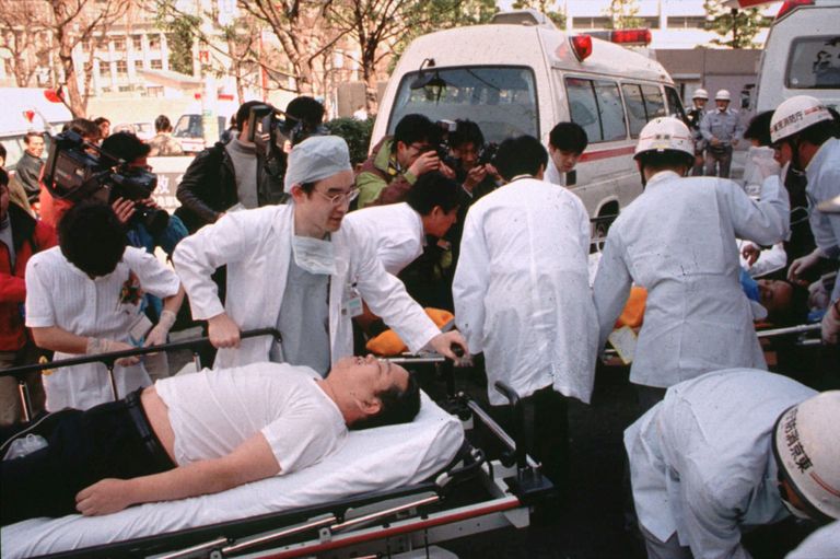 Parameedikud abistamas 1995. aastal Tokyo metroos sariini rünnaku tõttu kannatanuid
