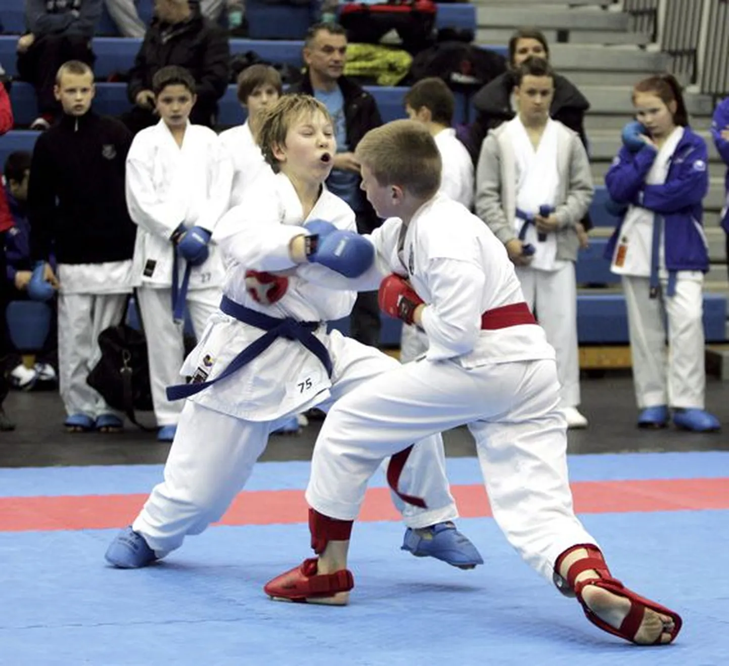 U12 klassi kumites tuli teiseks Tambet Leetsi (vasakul) Tartu klubist Falco.