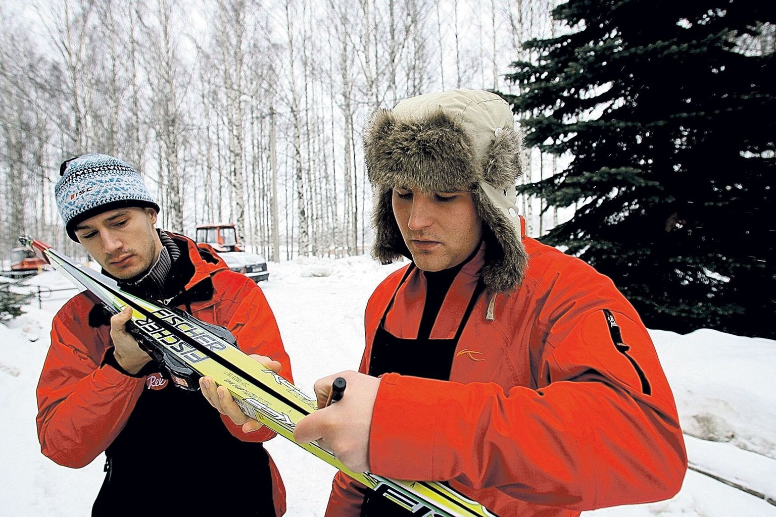 Suusavennad Kristjan Oolo (vasakul) ja Jaanus Kunts uurivad, kas suusad on külmale maratoniilmale sobivad.