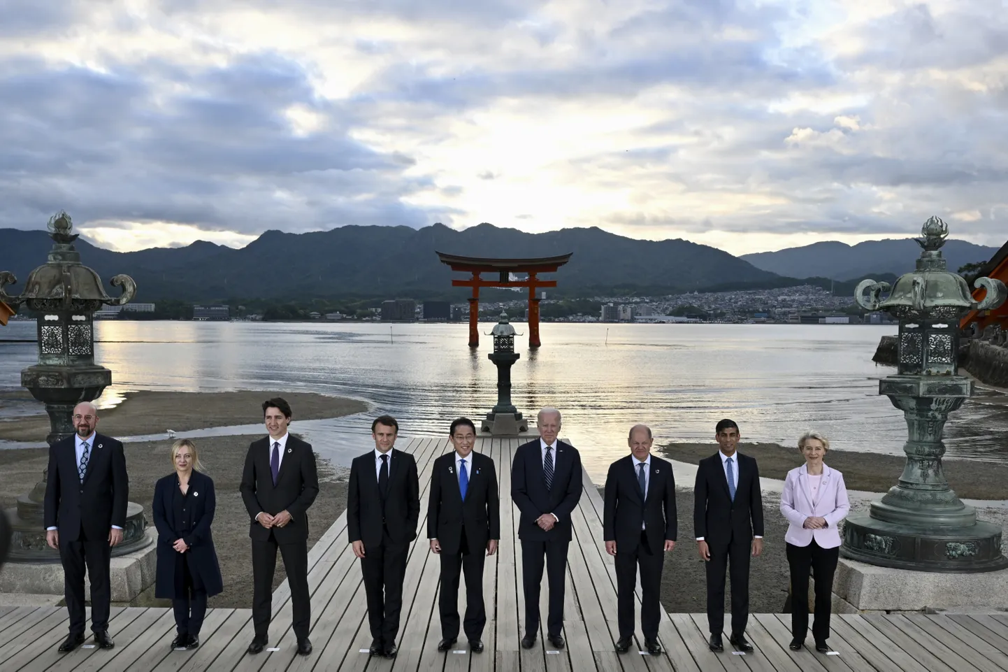 Vasakult: Euroopa Ülemkogu alaline eesistuja Charles Michel, Itaalia peaminister Giorgia Meloni, Kanada peaminister Justin Trudeau, Prantsusmaa president Emmanuel Macron, Jaapani peaminister Fumio Kishida, USA president Joe Biden, Saksa kantsler Olaf Scholz, ÜK peaminister Rishi Sunak ja Euroopa Komisjoni president Ursula von der Leyen Lääne-Jaapanis Hatsukaichis 19. mai 2023.