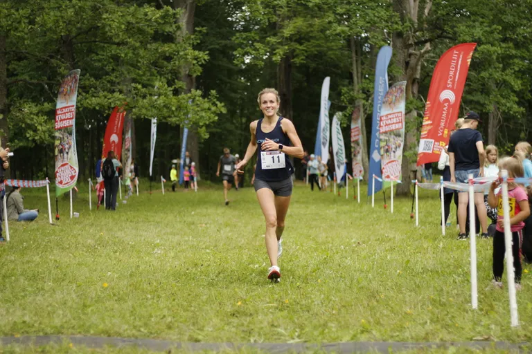 Naiste arvestuse võitja Helen Bell finišis.