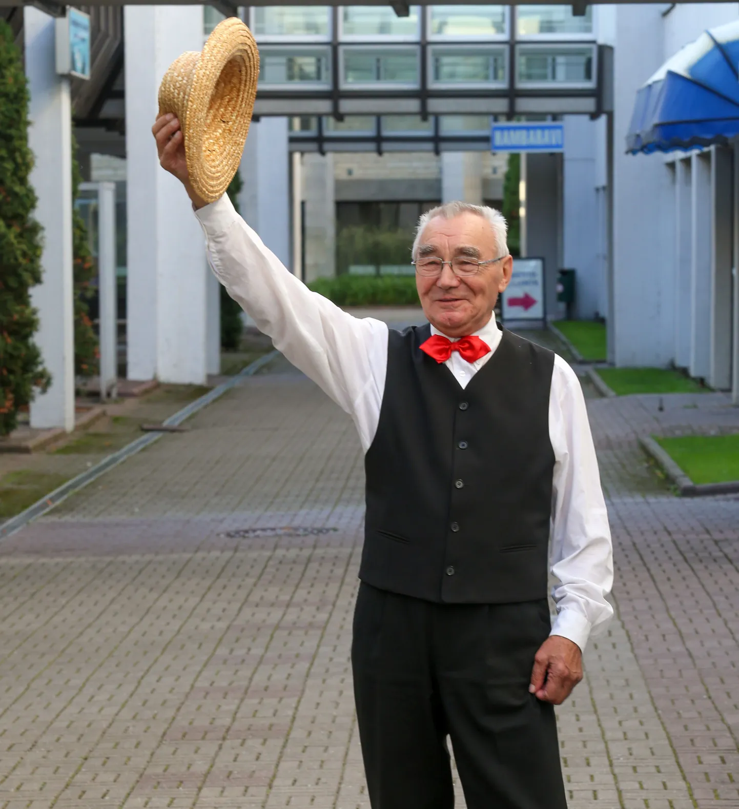 Kikilips ette ja lavale, teab sirgeselgne ja tipp-topp vormis härrasmees Hans Aru, mida esinemisel tähtsaks pidada.