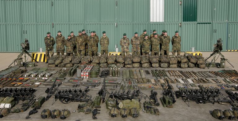Bundeswehri sõdurid 2015. aastal varustusega poseerimas.