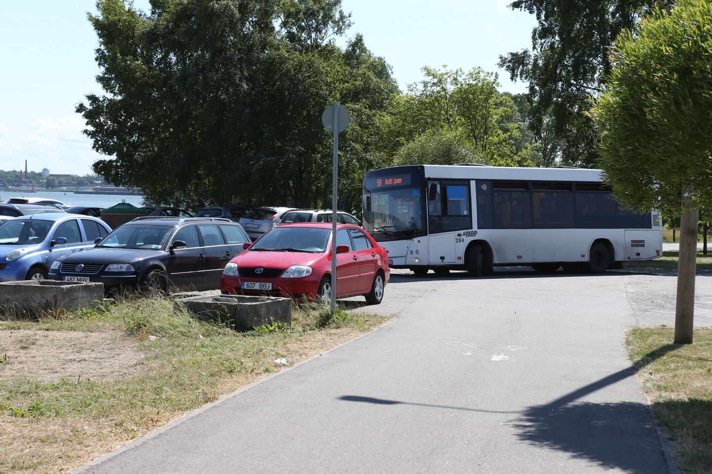 Autoparkla Pikakari rannas. Buss nr. 59  kasutab ümber pööramiseks väikse parkla sissesõiduala.