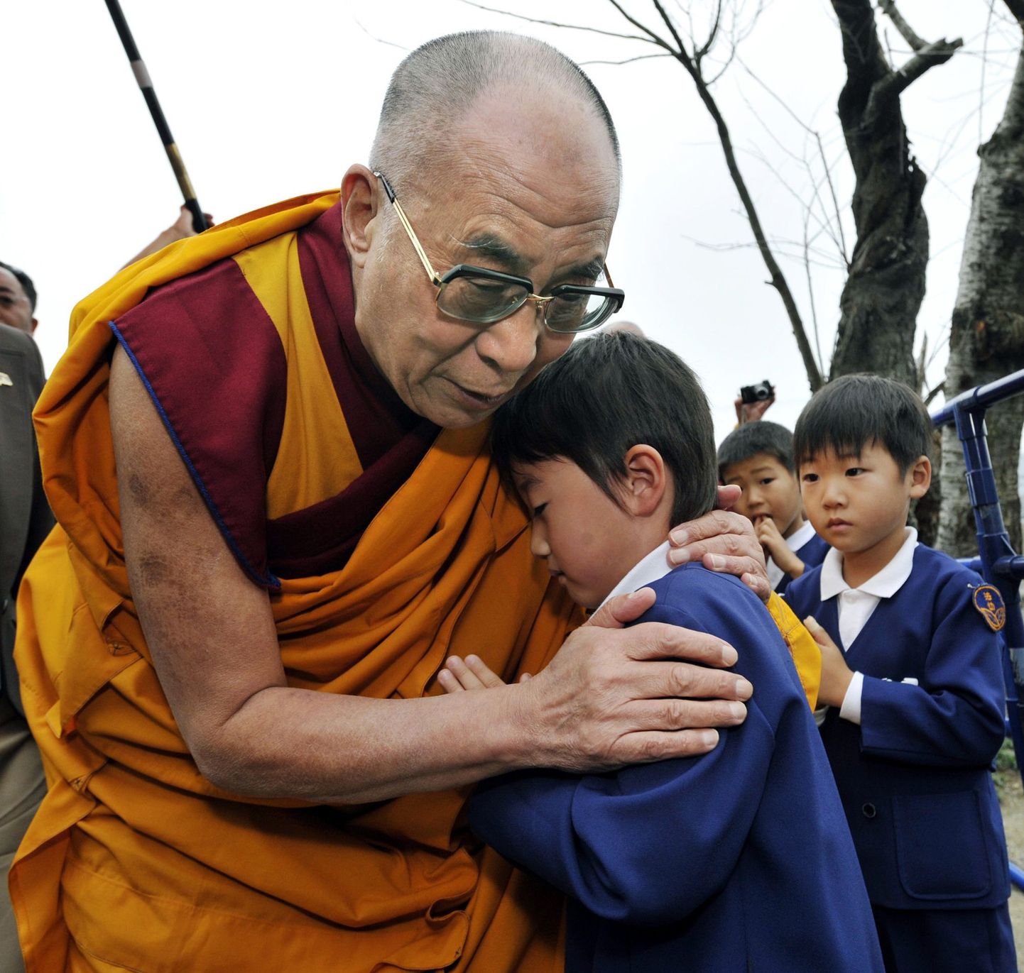 Dalai-laama mälestamas Jaapani kirdeosas Ishinomakis märtsikuise looduskatastroofi ohvreid.