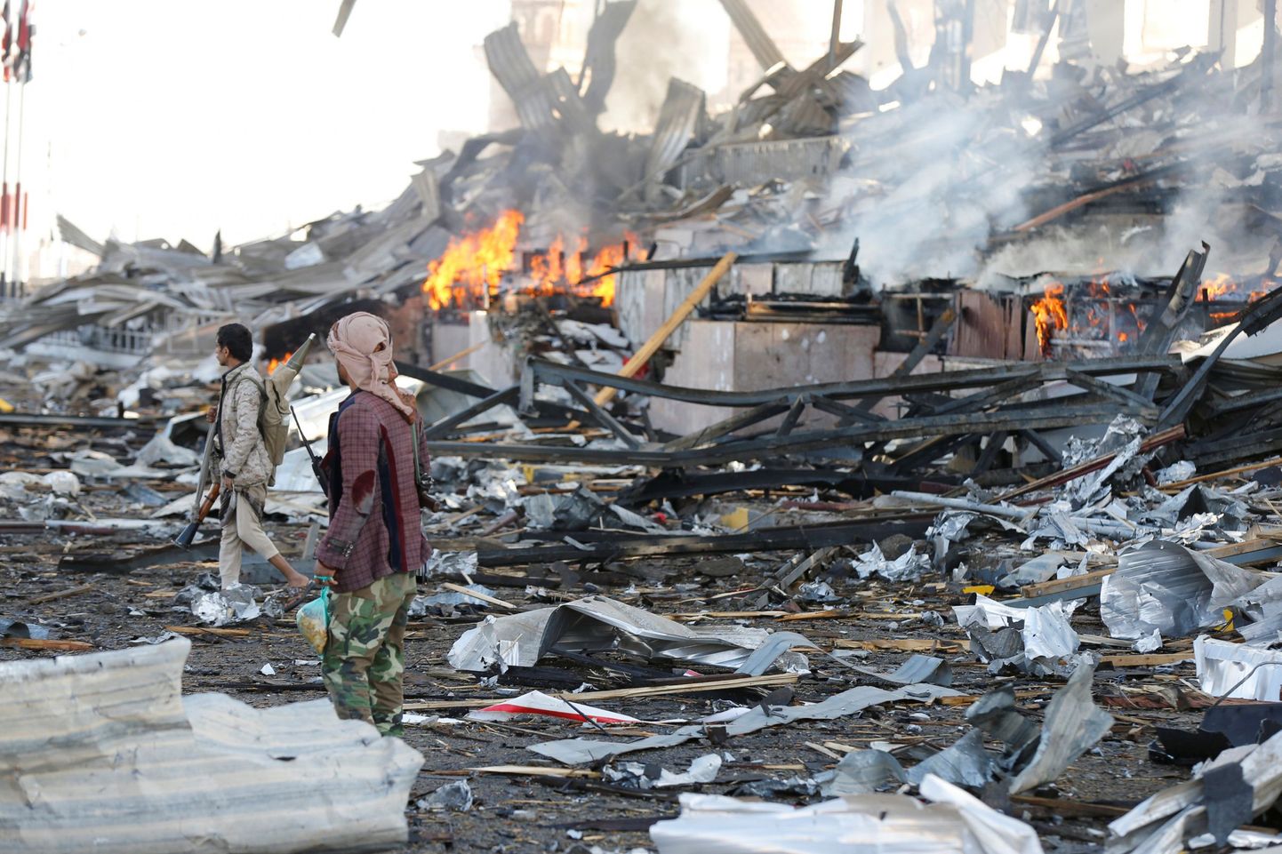 Huthi mässulised pärast Saudi Araabia õhurünnakut Sanaale Jeemenis.