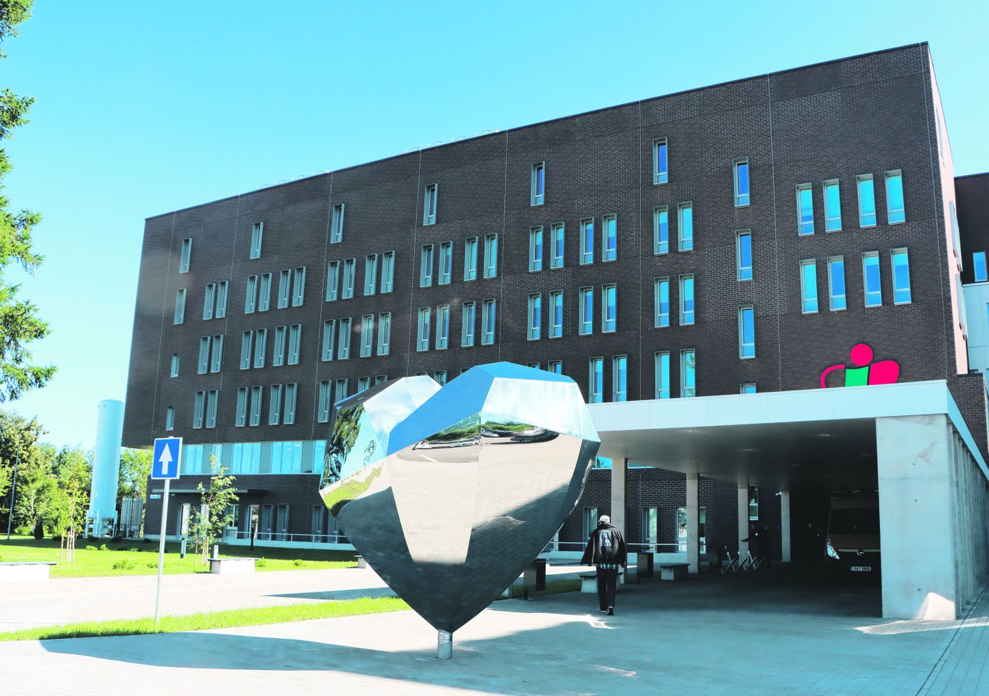 Ida-Viru keskhaigla uue korpuse ees on haigla logo kujuline suur metallist süda.