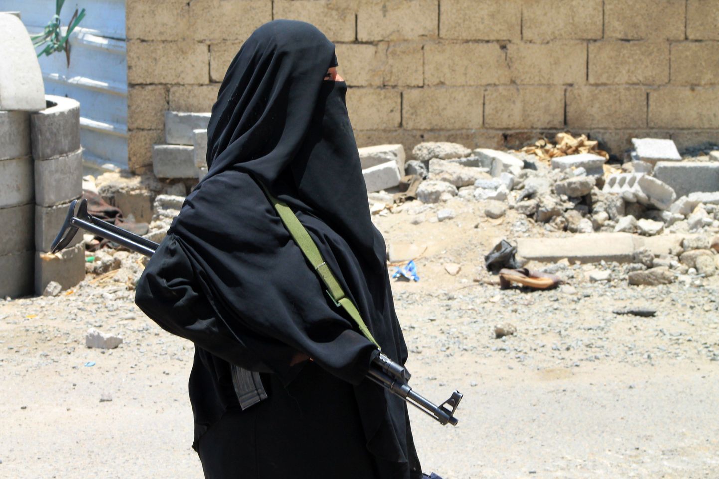 Jeemeni naine relvaga Dar Saadi linnaosas