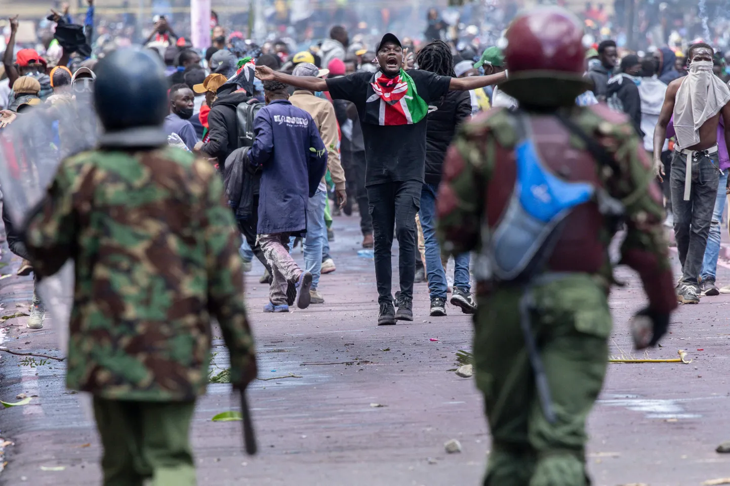 Meeleavaldaja karjumas Keenia politseinike peale meeleavaldustel Nairobis.
