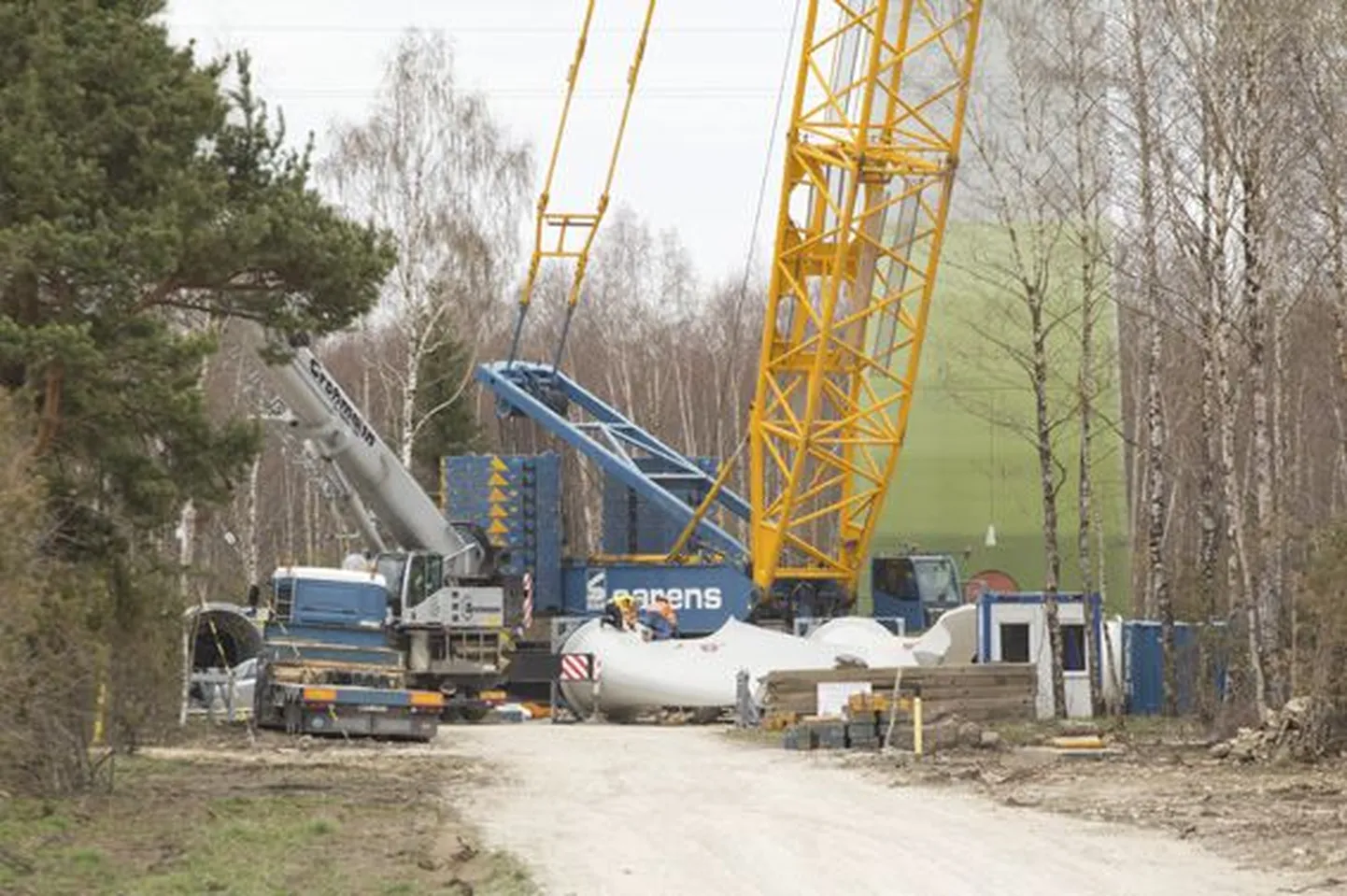 Kolmest tuulikust ühele on rootor juba tõstetud, kahe juures käib veel vilgas töö.