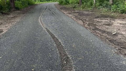 Püssi terviseraja värskele rajakattele sõideti mootorrattaga vagu sisse