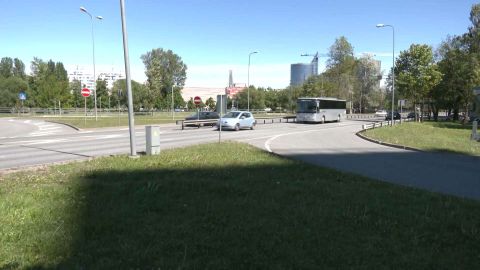 VIDEO ⟩ Namu Rīgā ieskauj ielas ar intensīvu satiksmi. Gājēj