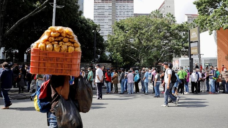 Очередь желающих привиться вакциной "Спутник" в Каракасе