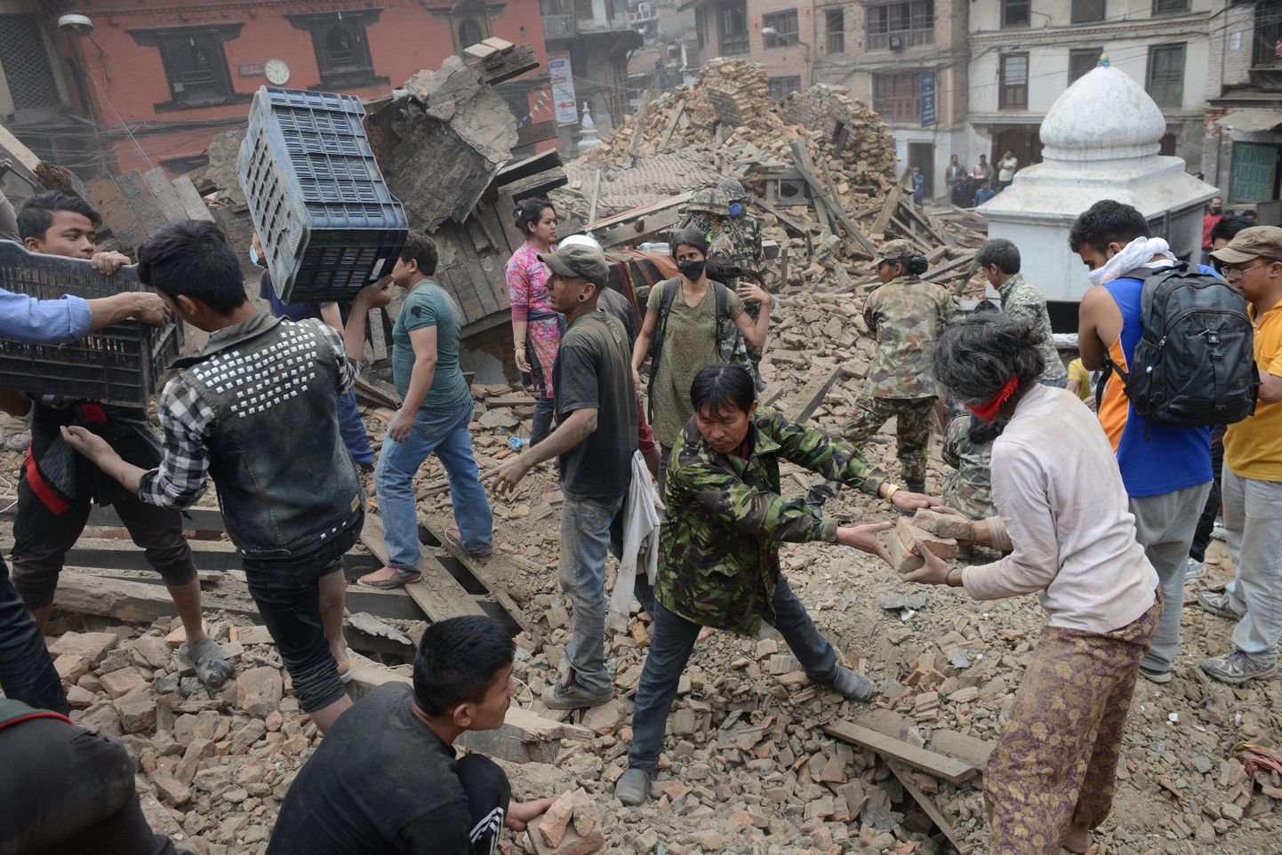 В результате мощного землетрясения в Непале, по официальным данным, погибли более 2000 человек.