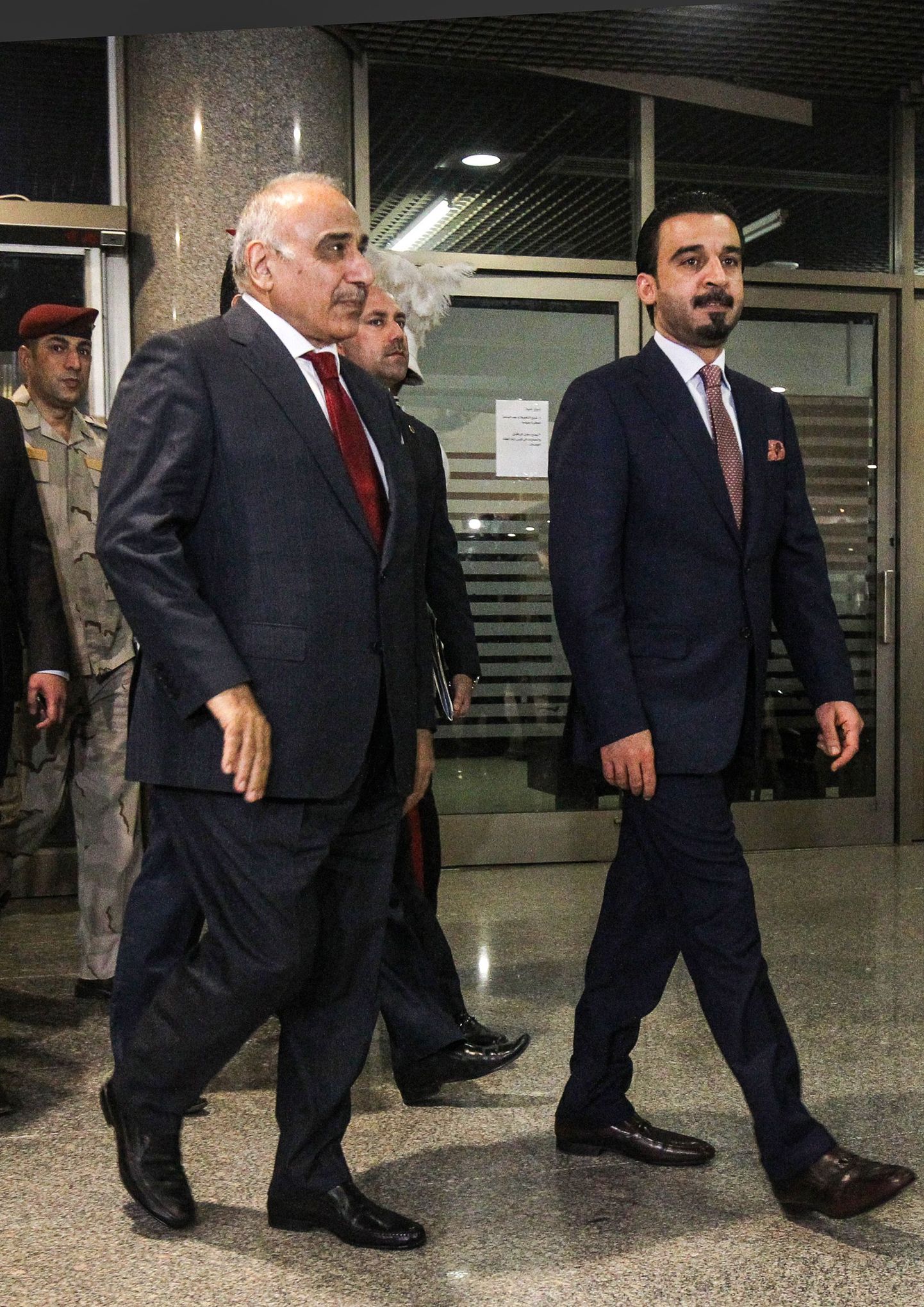 Iraagi peaministrikandidaat Adel Abdel Mahdi saabub koos spiikri Mohamhed Halbusiga parlamenti.