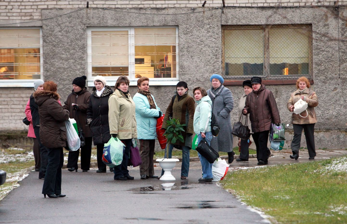 Работники "Кренгольма" в день закрытия фабрики