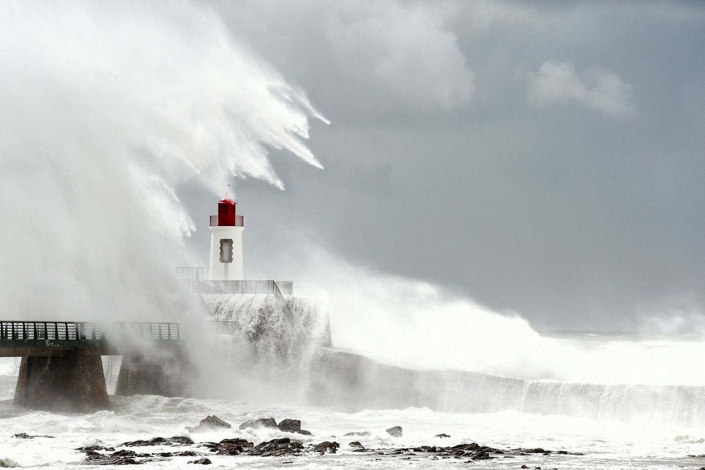 Francijas rietumos, Atlantijas okeāna piekrastē cilvēki vēro vēja saceltos viļņus
