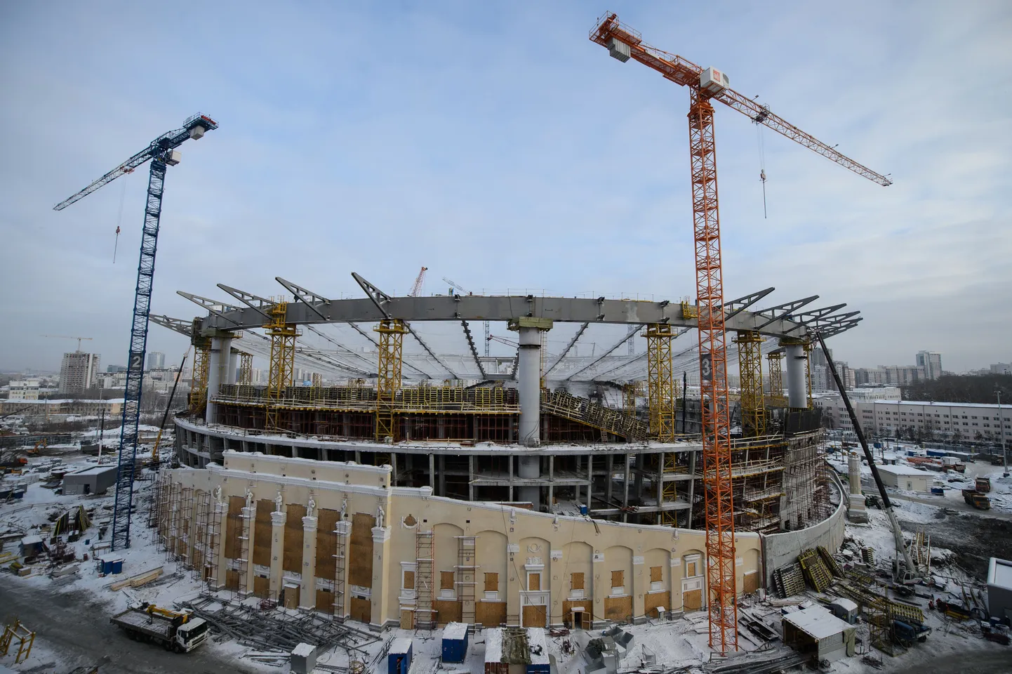Строительство стадиона в России.