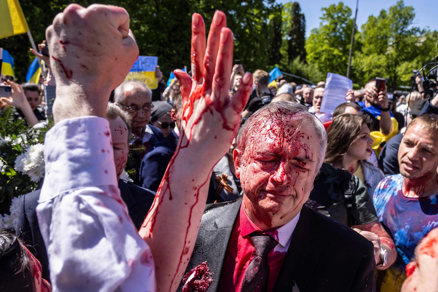 Venemaa suursaadik Poolas Sergei Andrejev sai Venemaa vastasel meeleavaldusel Varssavis punase värviga pihta.