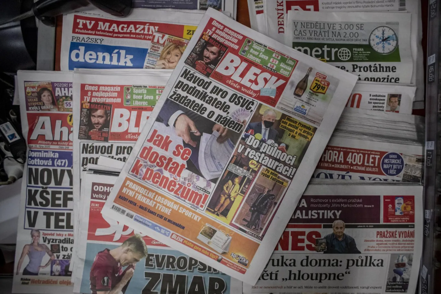 Tšehhi kõmulehe Blesk esikaas. Bleski fotograaf tabas Tšehhi tervishoiuministri lahkumast restoranist, mis pidi tema enda koroonavastaste meetmete alusel olema suletud.