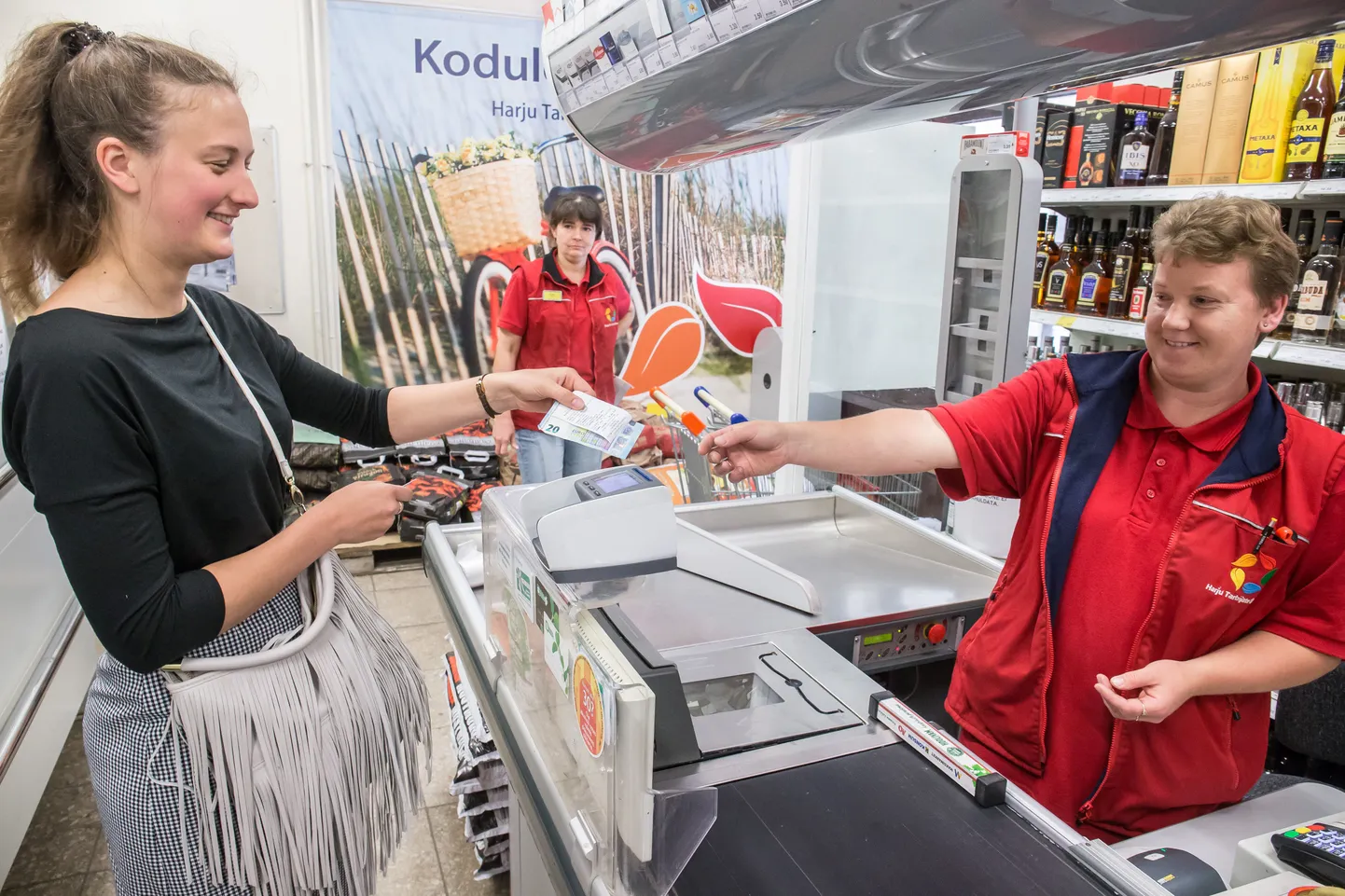 Aegviidu. Poest saab vajadusel sularaha Swedbanki pangakaardiga. 
Foto: Erik Prozes / Postimees