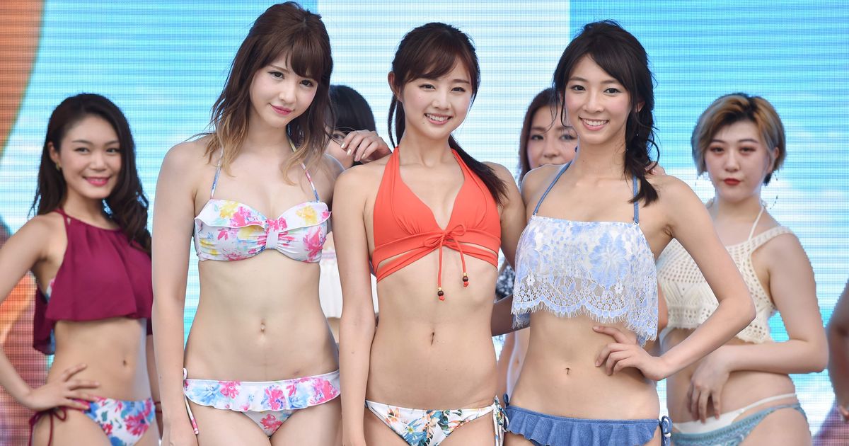 Японки в купальниках видео. Японские Тинейджеры в купальниках. Японские девушки в купальниках. Группа японки в купальниках. Азиатские девушки купальники.