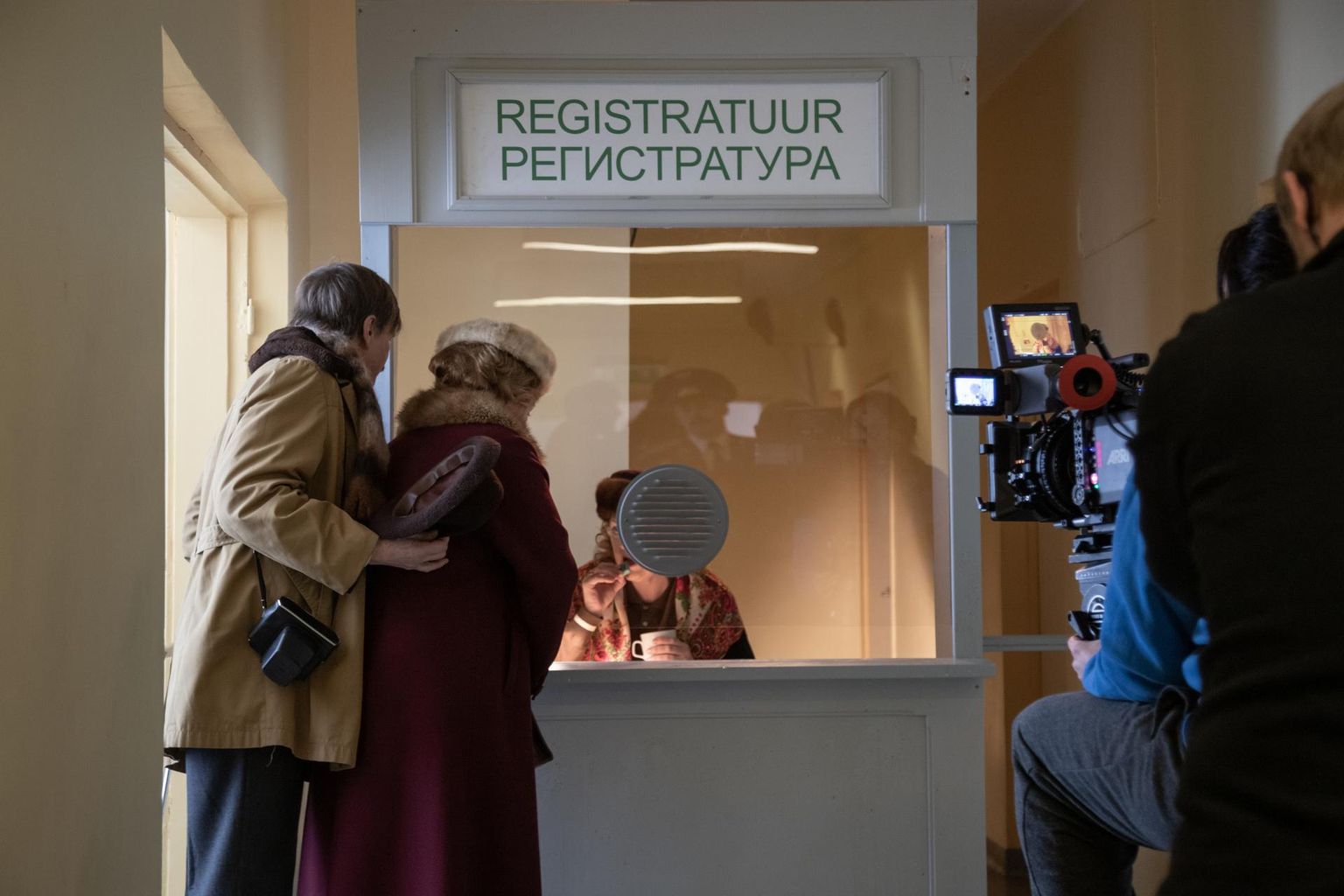 Filmi "Hüvasti, NSVL" võtted Viljandi haiglas. Pildil on näitlejad Ülle Kaljuste ja Tõnu Oja.
 