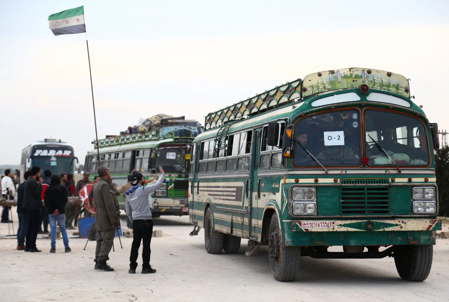 Bussid toimetavad Jaish al-Islami võitlejad ja nende pereliikmed Doumast välja.