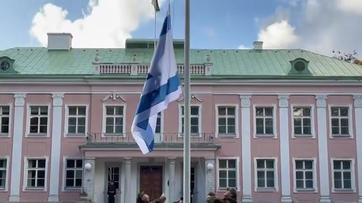 Iisraeli lipu heiskamine Kadriorus presidendilossi ees.