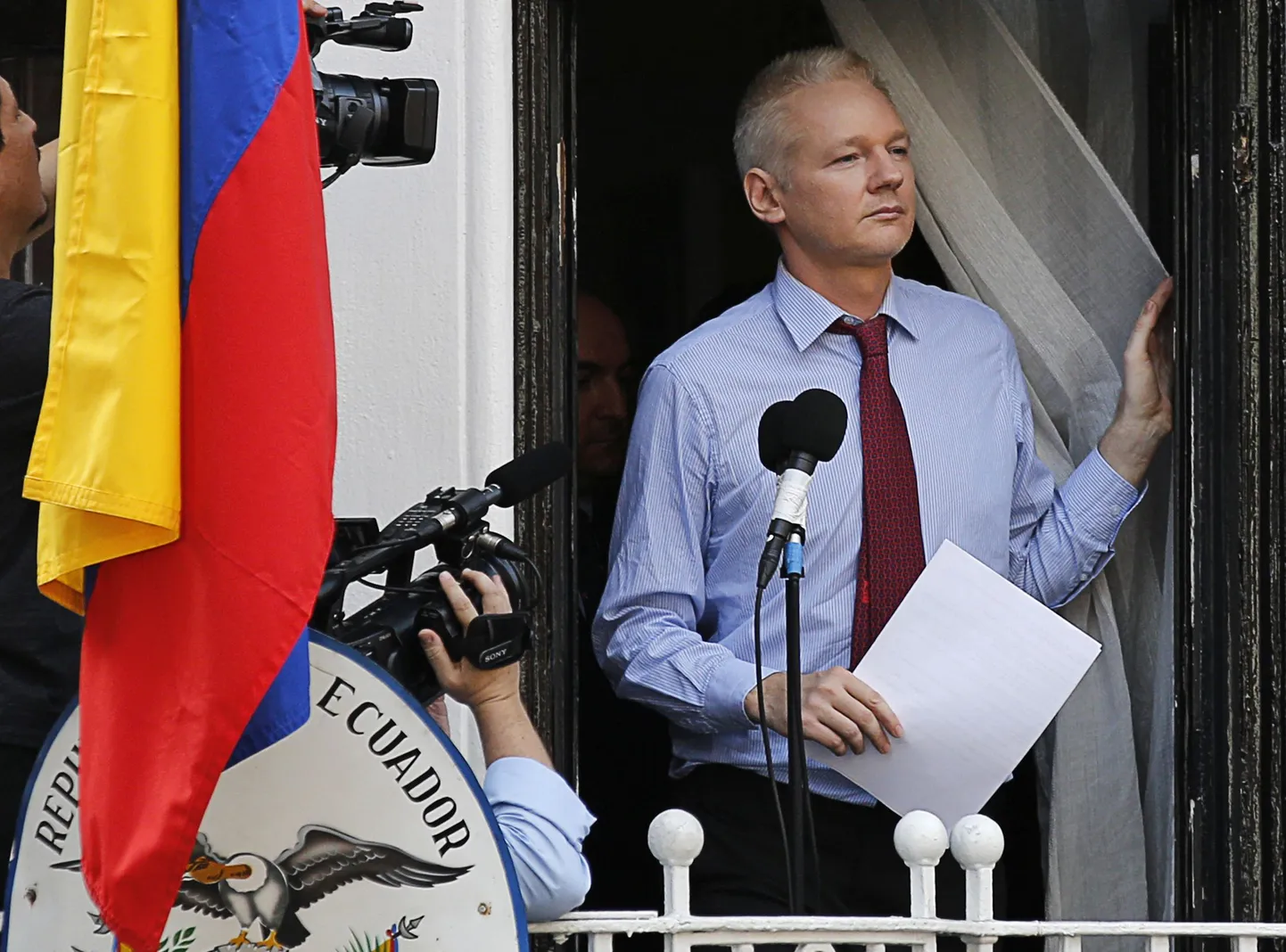 Julian Assange Ecuadori saatkonna rõdul Londonis.
