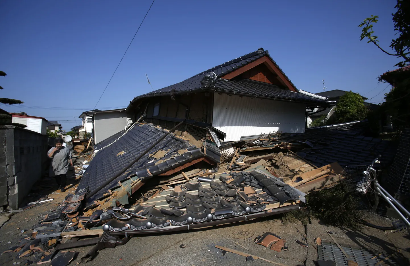 Lõuna-Jaapanis maavärina tõttu kokku varisenud maja.