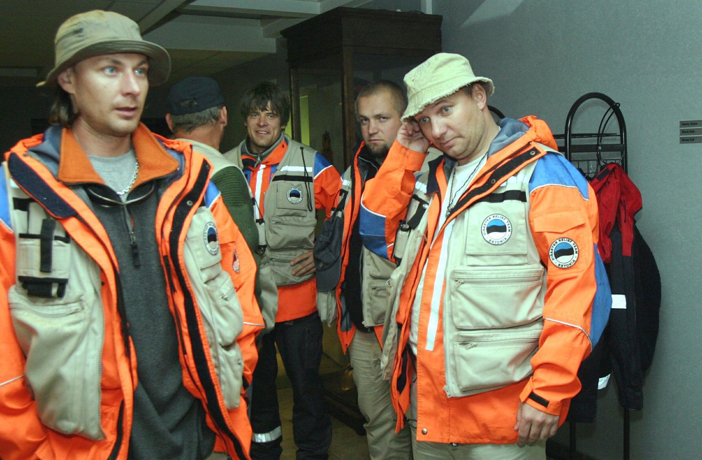 Eesti päästemeeskonna kojujõudmine Pakistani missioonilt oktoobris 2005. Esiplaanil Enn Eberg.