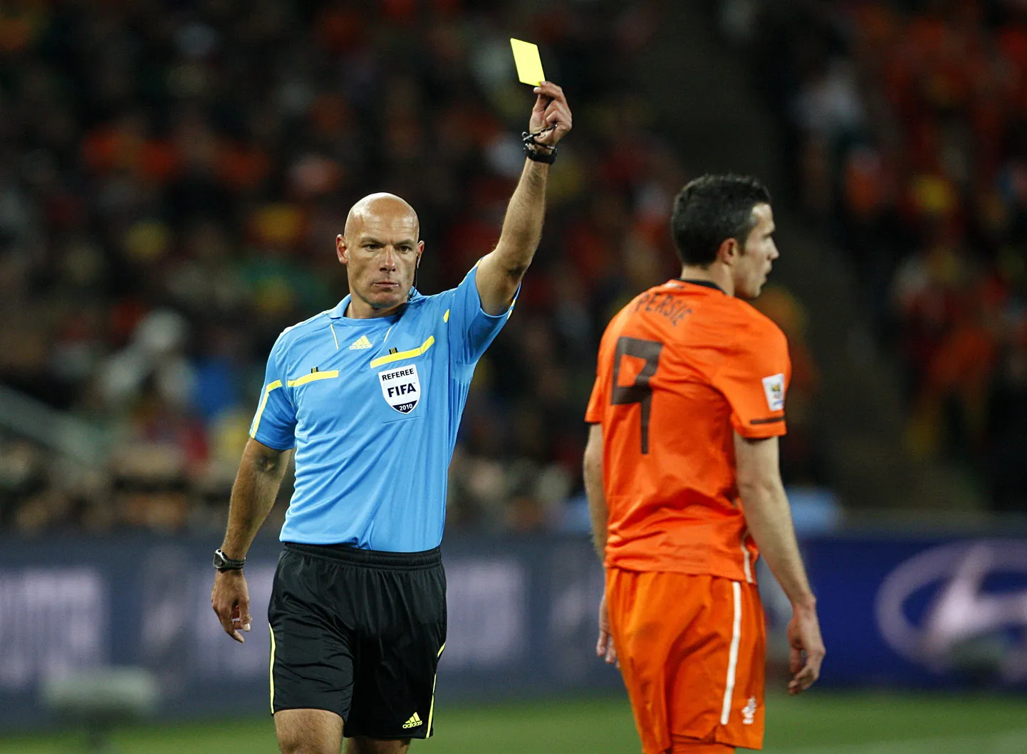 Robin van Persie (paremal) kindlameelsele Howard Webbile vastu vaidlema ei kipu.