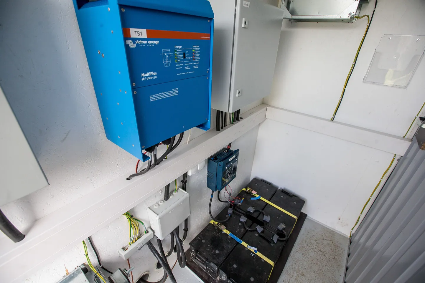 Konteinerjaamas on nii diiselgeneraator kui ka akupank (pildil), mis suudab kolme-nelja päeva jooksul tagada elektri ka siis, kui päiksepaneelid ei tööta.