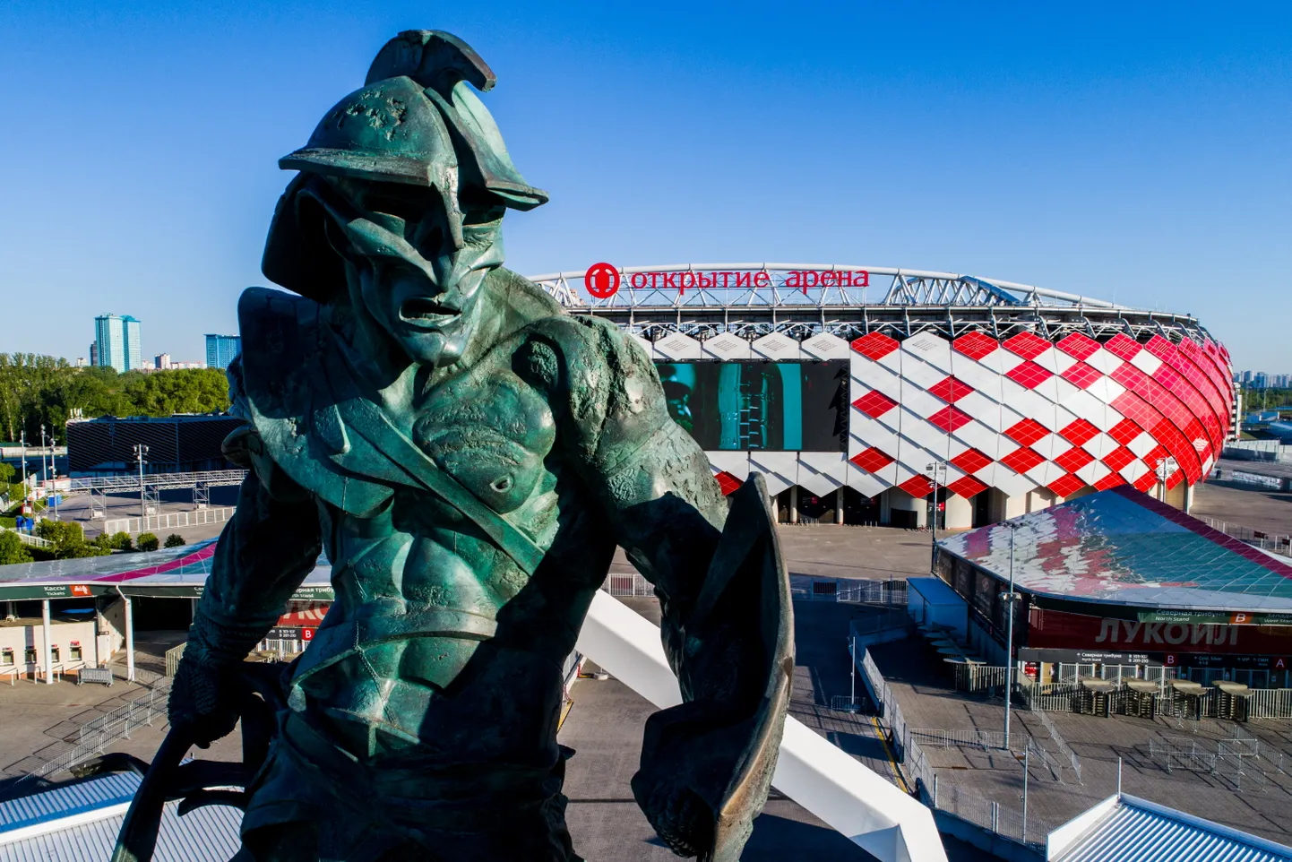 Moskva Spartaki staadioni juures tervitab jalgpallisõpru gladiaatori kuju. Erinevateks ootamatusteks tuleb vutisõpradel end valmis panna mujalgi.