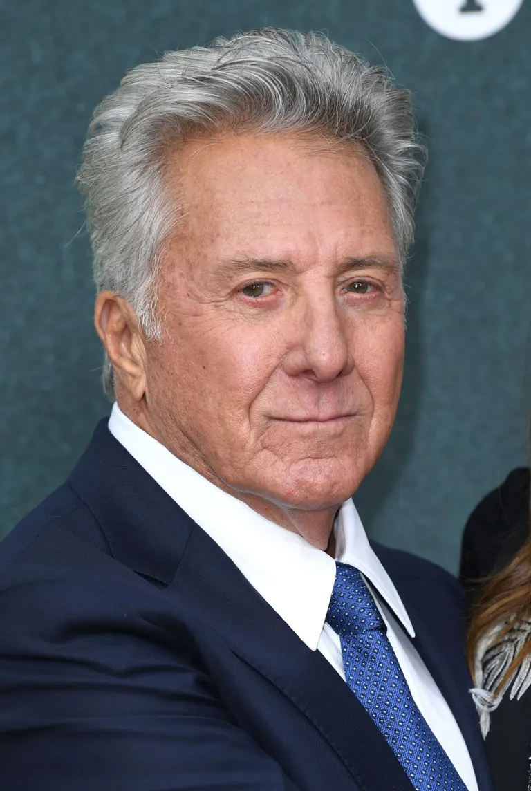 Dustin Hoffmani süüdistati 17-aastase praktikandi tagumiku krabamises ja solvavate kommentaaride tegemisel. Sündmus leidis aset 1985.