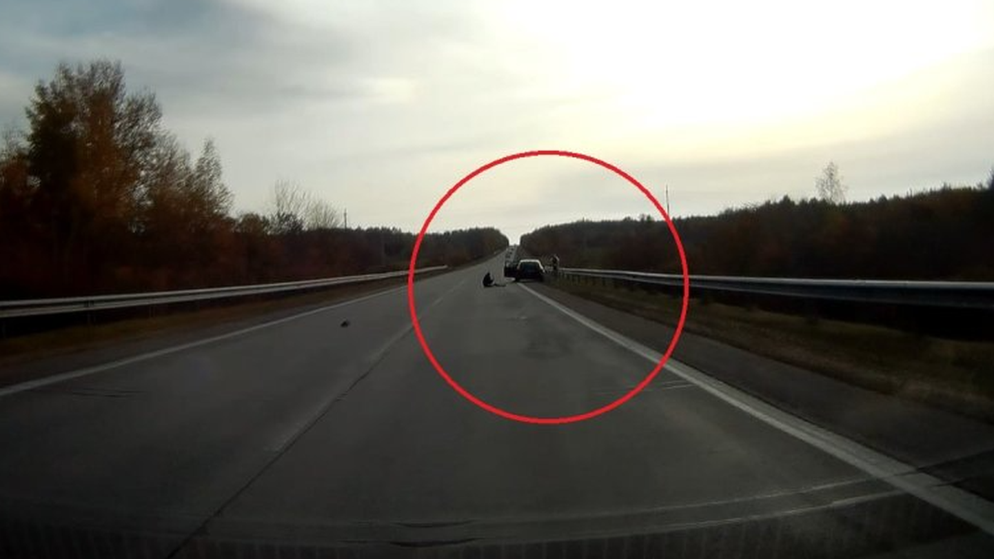В Литве на трассе пассажир выпал из движущегося автомобиля