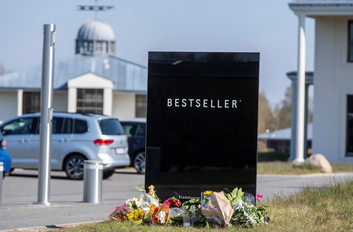 Bestselleri firma peakorter asub Kesk-Taanis Brandes. Selle firma omaniku Anders Holch Povlseni kolme lapse hukkumise järgselt firmasildi juurde nende mälestuseks toodud lilled