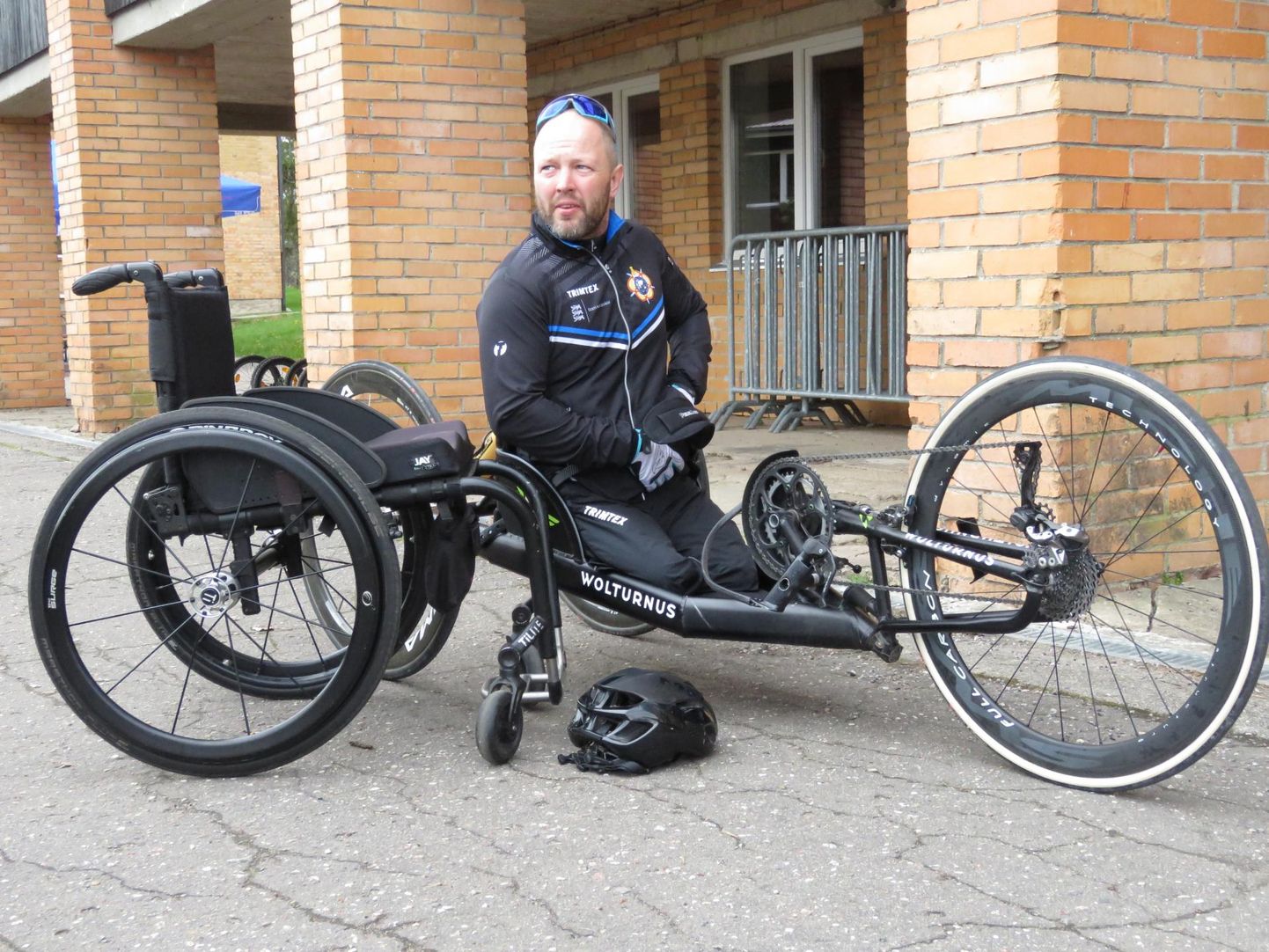 Vigastatud veteran Janno Lepik alustab Käärikul oma ennelõunast käsirattasõidu treeningut. «Praegu ma palju ei tee – nii umbes 50 kilomeetrit,» ütles ta.