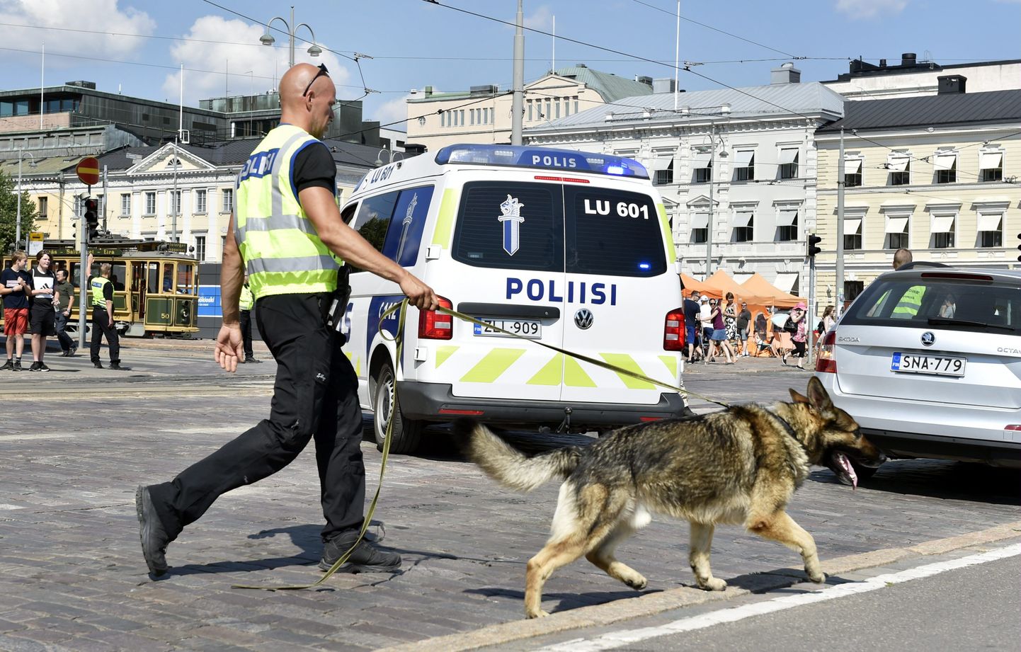 Soome politseinik patrullib koeraga Helsingis. Foto pole kõnealuse juhtumiga seotud.
